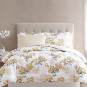 Hallmark Collectibles Clarissa Reversible Comforter Yellow/White Queen